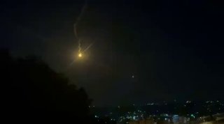 כוחות ישראל הישראליים יורים אבוקות ממערב לעיירה טוקו', דרומית מזרחית לבית לחם בגדה המערבית .