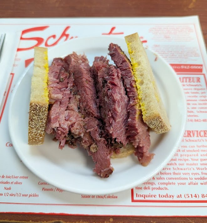 #增肥篇滿地坑的美食不會令人失望的！首先作為國菜 Poutine 的發源地，真的是隨便亂進一家都行