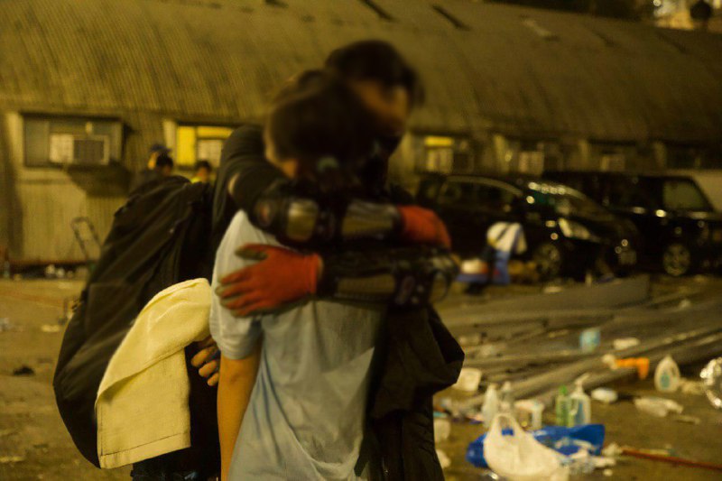 【11.12 中大現場】中大運動場內，有情侶要分別回到各自崗位時，女生向男生說了一句：「唔好死呀」