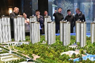 碧桂园未及时披露债务逾期 杨惠妍遭上交所纪律处分中国房企碧桂园未及时披露债务逾期，公司董事局主席杨惠妍被上交所予以通报批评并记入诚信档案。碧桂园则解释称，是因为“客观原因未能及时披露债务逾期情形，并非因相关人士怠于履职尽责”。碧桂园星期二（2月10日）晚在港交所公告称，公司及执行董事兼主席杨惠妍、执行董事兼联席主席莫斌、执行董事兼财务负责人伍碧君，近期收到上海证券交易所出具的《纪律处分决定书》。公告指出，由于公司未能按上交所相关债券上市规则，及时披露2023年8月至12月、2024年1月至6月及2024年7