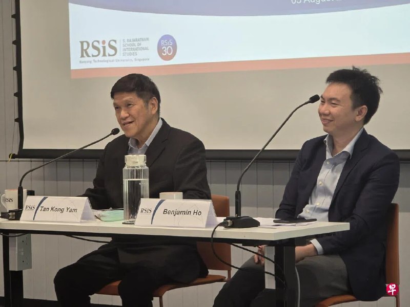 新加坡经济学者陈光炎指出，中国内部目前出现两个经济，一个是引领全球且具有高度竞争力的技术经济，另一个则是以楼市疲软、地方债务高企、人口萎缩、家庭消费低迷、消费信心脆弱为特征的传统宏观经济。