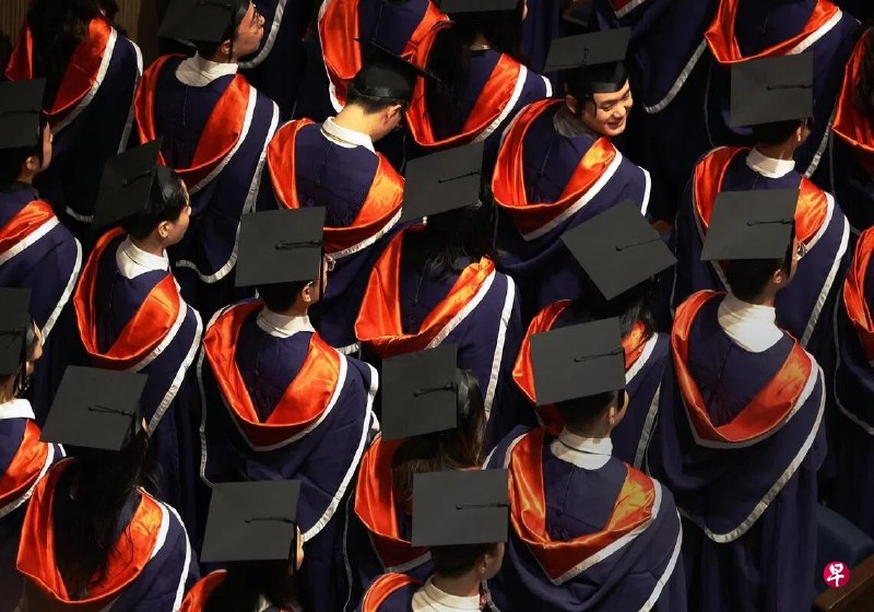截至今年6月，今年毕业的约1万8000名大学毕业生中，约半数已找到工作，另约两成在找工，其余决定升学或暂时不投入职场。