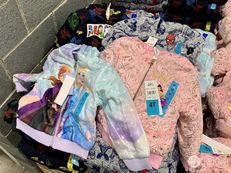 最近風比較大，Costco現在有賣正版的迪士尼兒童拉鍊外套，有蜘蛛人、漫威、冰雪奇緣和公主系列
