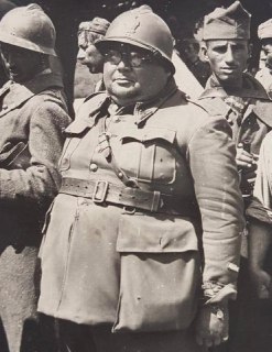 1940年代，一名法国战俘(POW - Prisoner of War)。1940年5月,纳粹德国对法国发动闪电战。仅仅六周时间,法国就被击败并投降,大约有180万法国士兵被德军俘虏 etsy。这是法国历史上最屈辱的时刻之一。法国实行义务兵役制。所有20至25岁之间身体健康的男性都必须服兵役。1939年战争爆发时,法国动员了数百万士兵。尽管人数众多,法军在战术、装备和士气方面都不如德国国防军,导致了失败。