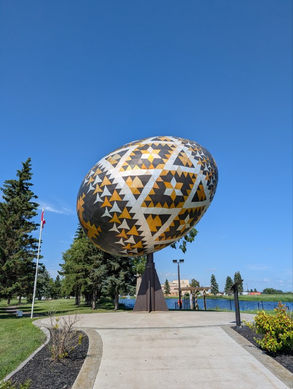 Elk Island 什麼都沒看到，得虧現在國家公園不收門票🫪再往東邊的烏克蘭小鎮（真居民鎮，不是那個收費景點）還更有趣一些，Mundare 買了特產香腸，這個鎮門口就有一個巨型 Kovbase 雕塑，說是世界最大
