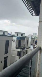 西港大事件：西港海岸公寓今早被查 现场检查范围较大 西港海岸公寓今天早上有执法人配图