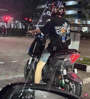 有公众将个人代步工具（PMD）改造成“电单车”，并在马路上骑行，被人拍下照片放上网，引发热议。https://zb.sg/CDSx
