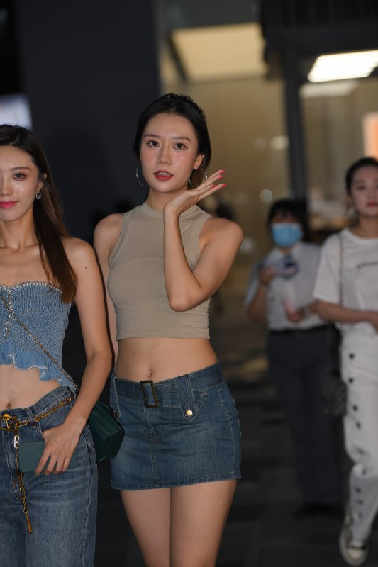 精选街拍作品|牛仔短裙美女