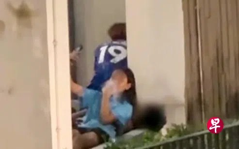 一群少年男女被拍到在兀里连路第206D座组屋底层聚集，其中一名穿着学校T恤的女生疑似吸食电子烟，整个过程遭人拍下并上传网络。