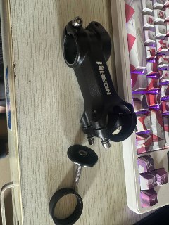 #出售 #其他 #自行车配件 联系 Sssss Lee 价格 如下新自行车改装后拆下来的原装把立以及新车送的密码锁，按全新价7折出1.长把立，某多多全新价35，就24块出2.密码锁，全新10块，就7块出一块打包包邮。不含工具。