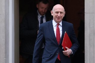 北极战略升级 英国誓言扮演关键角色英国国防部长希利誓言英国武装部队将在北约的“北极哨兵”任务中扮演关键角色。路透社报道，希利星期三（2月11日）到挪威访问时，将承诺三年内把英国驻挪威的军队总数增加一倍，达到2000人。这项任务旨在加强包括格陵兰岛在内的北极地区的安全，此前美国总统特朗普多次表示希望收购格陵兰岛。格陵兰岛是北约成员国丹麦的自治领地。挪威国防军总司令10日接受《卫报》专访时表示，不能排除俄罗斯未来入侵挪威的可能性，他还暗示，莫斯科可能为了保护部署在极北地区的核资产而对挪威采取行动。希利在英国政府