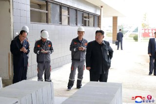 朝鲜领导人金正恩说，朝鲜将推出核武器和常规军事力量并举政策。https://zb.sg/AJ6V