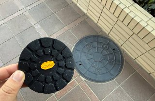 分享一个怪东西：Vibram家的杯垫🤣没错，就是户外鞋经常用的V牌鞋底