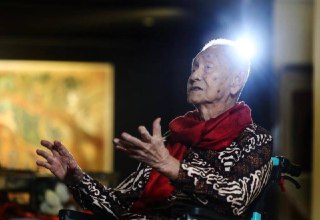 活到103岁高寿，层层岁月沉淀，给了林子平一种稳如泰山的气定神闲，正如他期颐之年，书法下笔仍刚健有力，笔在纸上如刀刻在碑上。三天的拍摄过程中，从未听到老人家说出一个“不”字。点击阅读全文：https://zb.sg/grbB 《艺述岛国》视频系列由《联合早报》和新加坡华族文化中心联合呈献。#艺述岛国 #林子平 #artistsofanIsle