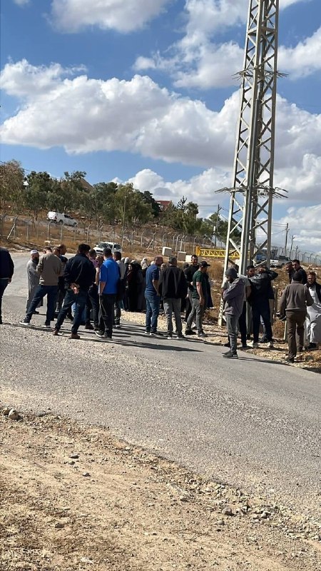 עשרות מורים פלסטינים נותרו תקועים לאחר שכוחות ישראל הישראלי חסמו מחסום מדרום לחברון בגדה המערבית .