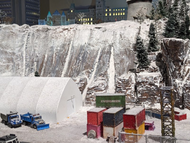 我太愛微觀模型了！Little Canada 細節做得很精緻，巨多彩蛋（例如彩虹橋上為什麽有輛冒煙的車），比樂高大世界好玩！期待還沒做完的 Little North 等區域