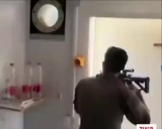 מהסיבוב האחרון של המלחמה בלבנון חייל ישראלי בתוך אחת העמדות הצבאיות מנסה להתנגד לאחד ממל"טי ה-FPV של חיזבאללה.