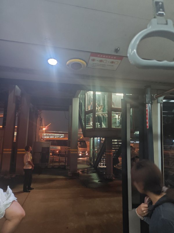 落地可能是廊桥，但落地是廊桥不太可能