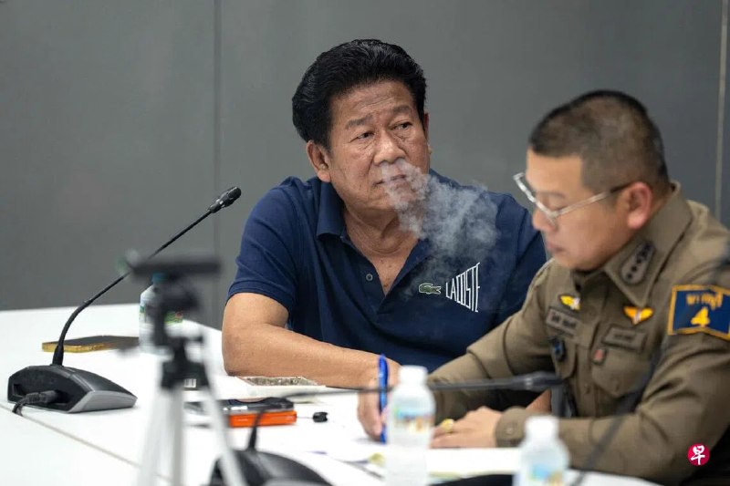 在泰国曼谷附近的暖武里府枪杀当地行政组织主席的一名前国会议员，在行凶之后拨通一档YouTube直播节目，亲口向主持人承认自己犯下的罪行，过后竟然还获准在警察局召开记者会，泰国首相阿努廷对此表示震惊。