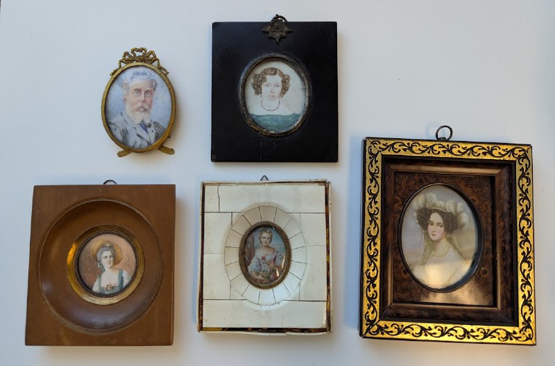 又去本地拍賣行玩了玩，購入 19 世紀象牙微型畫一組