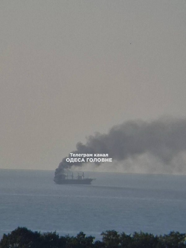 🇷🇺🇺🇦️ - ספינה עולה שוב באש ליד החוף של אודסה לאחר שנפגעה.