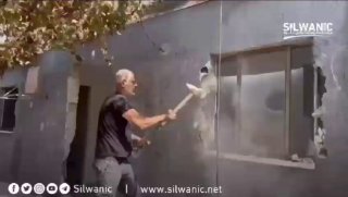 תושב ירושלים הפלסטיני פוואז אלרג'בי נאלץ להרוס את ביתו בבית חנינא, ירושלים, לאחר שקיבל צו הריסה בשטח בנייה…