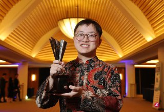 新报业媒体（SPH Media）两名新闻记者荣获新加坡证券投资者协会（SIAS）“投资者的选择”奖项，《联合早报》财经新闻记者李涛夺得最具潜力记者奖。https://zb.sg/aKa2