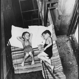 20世纪初，纽约市的孩子们为了躲避夏日酷暑，睡在防火梯上。