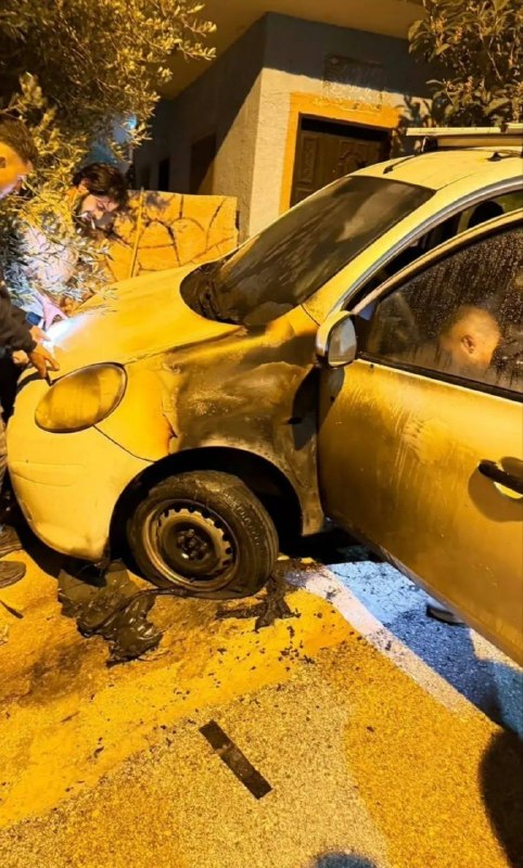 מתנחלים ישראלים טרוריסטים הציתו כמה כלי רכב פלסטינים ושרבטו סיסמאות עוינות במהלך התקפה על הכפר אום צפא, צפו…