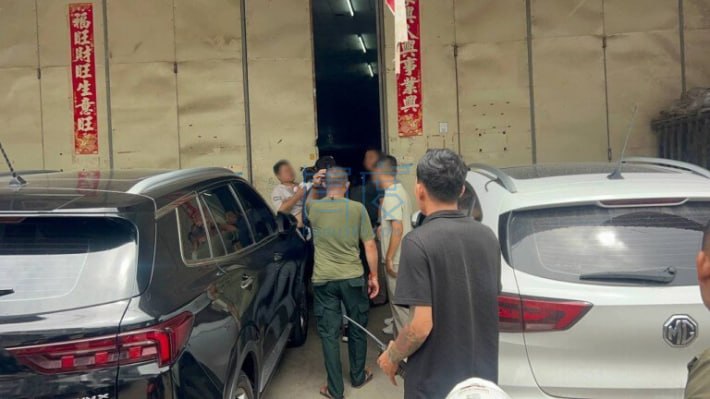 金边大事件：仓库内家贼难防！中国老板3万美元现金遭盗 当场擒获两名内鬼 在金边经配图