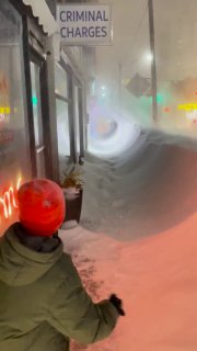 加拿大安大略省多伦多市德沃街和布鲁尔街交汇处一场暴雪过后，市中心形成了一条独特的雪隧道😮