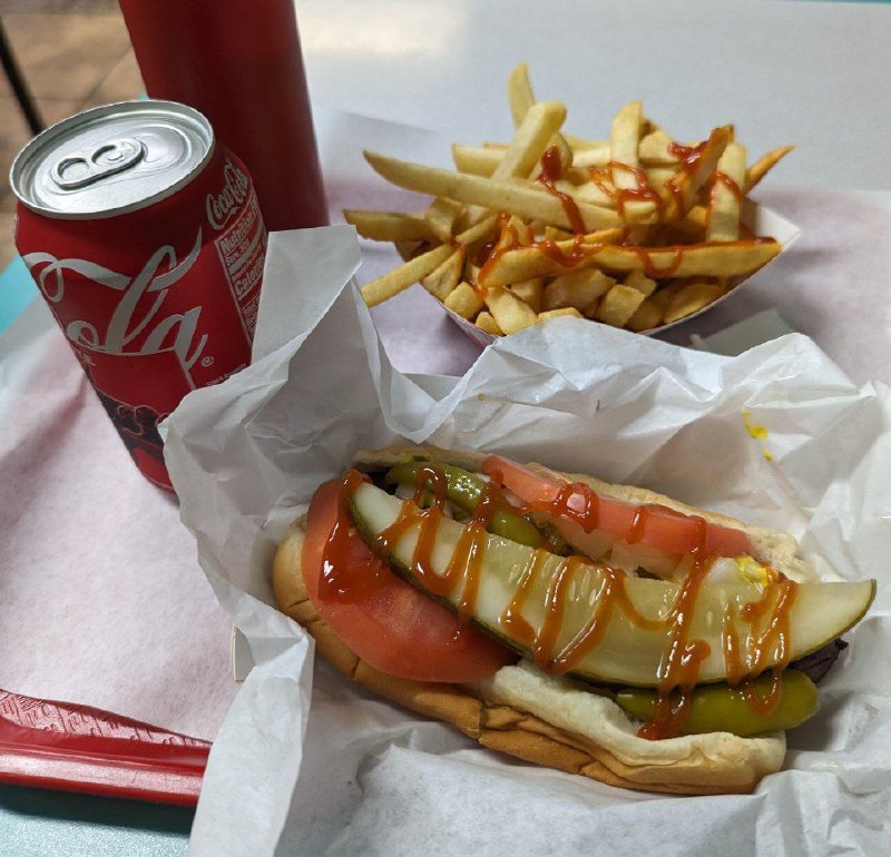 #增肥篇芝狗隨便進的門口老墨的店，好像不正宗，因為維基第一段就寫正宗芝狗一定沒 Ketchup......麥當勞總部店，特設有全球菜單，但門市本身並沒有想像中大，全球菜單也只有幾款商品而已，點了泰國的 Samurai McSpicy 和芬蘭薯條