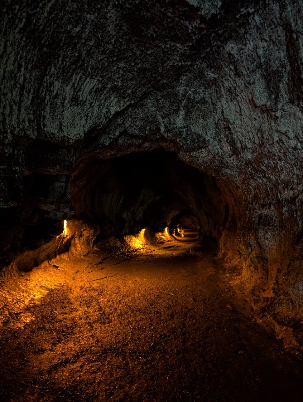 火山這兩天天氣不好，蹲了兩晚，所幸火山女神 Pele 送了一份離別禮，literally 在我即將離開的最後十分鐘裡看見了紅光