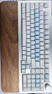 #出售 #电子垃圾 #机械键盘 联系 …  价格 450包邮贱驴R2阳极银铝坨坨机械键盘，购于     https://t.me/SecHorse/108640?single  ，成色见图缺点：1、2.4G和蓝牙连接是，偶尔会出现按键失灵，具体表现为没过多久可能一个键无法出发或者连续触发，可以通过复位到有线模式再拨回解决。本人长期使用在Linux下，问题较多，Windows下也有，但是情况会好一些。有线模式暂未发现问题。-1002、键盘本体存在小磕碰一处、键帽一处，和使用折旧痕迹。-100已最低价不接刀，不