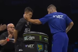 下午察：扇耳光大赛KO了传统武术？中国传统武术通背拳传承人赵鸿刚上周参加了一场国际扇耳光大赛，意外成为舆论焦点。这项原本不算热门的赛事，因为他被扇倒的一幕，让传统武术被“打”上了聚光灯。这场比赛名为Power Slap，由终极格斗冠军赛（UFC）总裁兼首席执行官白大拿（Dana White）在2023年创办，属于职业级对抗项目。比赛规则简单直接：两名选手轮流用手掌扇对方脸部，不得闪躲，直到一方被击倒或认输为止。多数比赛通常在一分钟内便能分出胜负。#下午察 #武术 #中国 #哈萨克斯坦