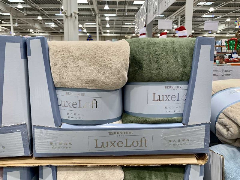 最近天氣超冷，Costco現在有新款的舒適毯給大家參考~新商品情報連結 