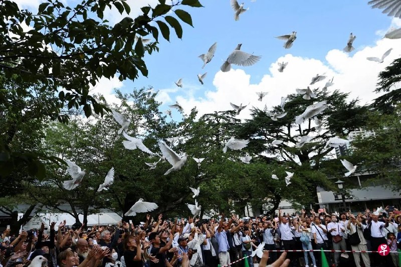 日本星期六（8月15日）纪念二战结束81周年，首相高市早苗重申日本绝对不会让战争重演，并将致力成为珍视和平的国家。不过，她在致辞中没有提及对二战的反省，结果引发非议。日本多名内阁成员和自民党高层当天参拜靖国神社，也遭中国和韩国强烈谴责。