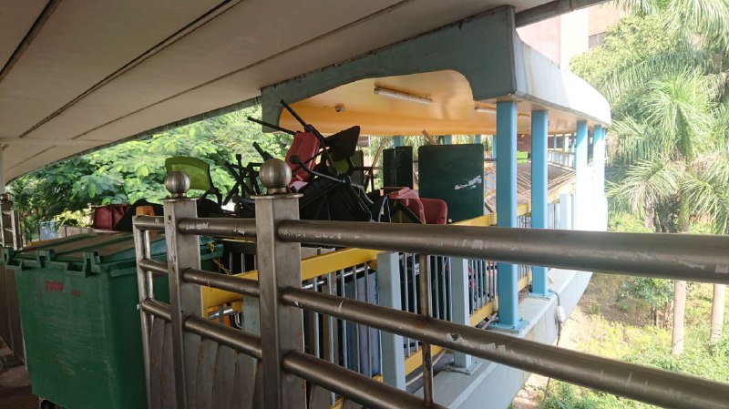 PolyU 入校通道幾乎都有堆砌雜物堵住，like this有學生仍在推垃圾桶過來，著實像備戰狀態