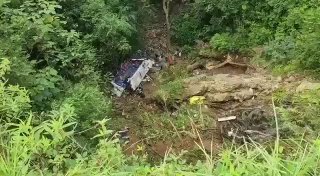 哥伦比亚西北部一辆校车坠入悬崖，——当地政府消息称。事故造成16人死亡，约20人受伤。校车上载有参加完校外活动返回的学生。安蒂奥基亚省政府表示已启动调查。