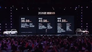 2026 款腾势一共三个配置，和此前大体保持一致，增加了一个中配。尊越在尊荣配置上增加了副驾零重力座椅，17.3 寸 2.5K 二排屏、高清流媒体后视镜、NAPPA 真皮座椅、电动侧踏板等配置，价格仅高 2 万，是三个配置里性价比最凸显的一个。尊荣型：38.98万元尊越型：40.98万元旗舰型：44.98万元10月底前购车享双拼色选装补贴，原本 3 万的车漆选装只需 1万元，叠加保险补贴、金融贴息等，综合权益至高 11 万元。8 款车漆（含 4 款双拼色：红雅金、紫瑢金、蓝辰银、绿华银）及 3 款内饰。采用