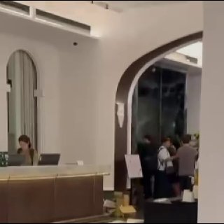 万象大事件：8月28日 也就是昨天 老挝警察围了万象美格瑞酒店 这些警察就跟鬼子配图