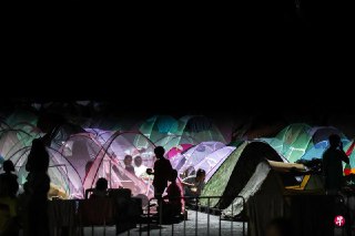 泰国国防部长那达邦和柬埔寨国防部长迪西哈，星期六（12月27日）上午在泰国尖竹汶府边境口岸就停火问题签署协议。 https://zb.sg/4xgK