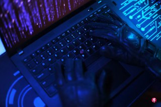 德国当局说，在一场针对网络诈骗和洗钱网络的国际联合行动中，逮捕了18人。https://zb.sg/8RWh