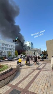 🇷🇺🇺🇦️ - בתוך הבניין הבוער של האקדמיה הלאומית למדעים של אוקראינה בקייב, יש אנשים; הם מטפסים מהחלונות.