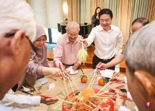 黄循财总理星期二（2月10日）与多名退休议员共进午餐，并在农历新年前一同捞鱼生。 https://zb.sg/YWeG