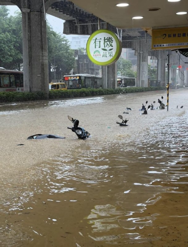 Massive flooding caused by heavy rain in Tainan City, Taiwan 🇹🇼 (26.06.2026)