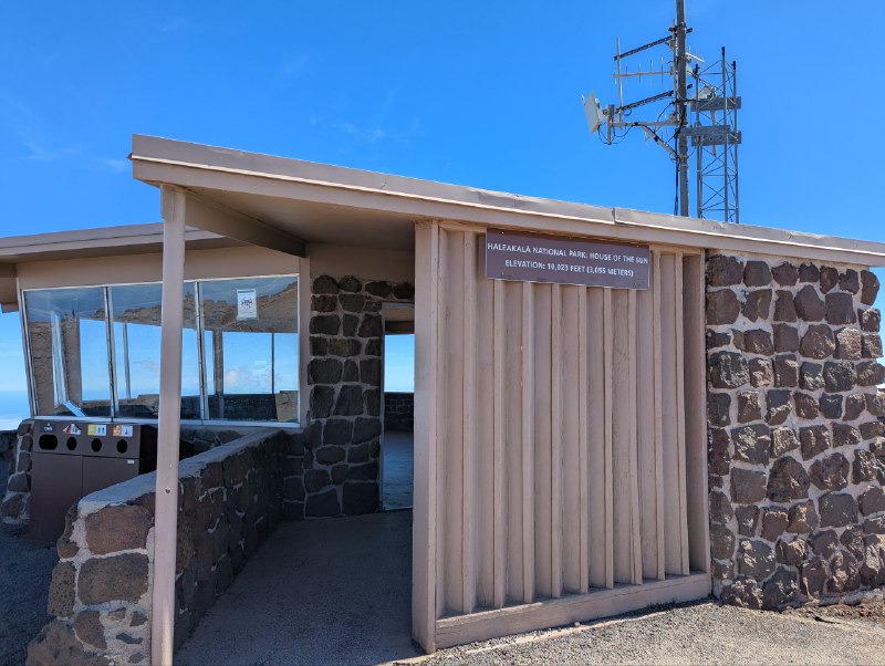 太多樣化了，我不是在海邊嗎，怎麼突然給我幹到了海拔 3000 米（此時已經能看見只生長在夏威夷海拔 2100 米以上的瀕危植物銀劍（Argyroxiphium sandwicense）