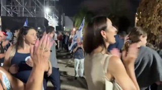 ערוץ קאן עברי: מנהיג מפלגת האופוזיציה "הישראלית", יאיר לפיד, נמצא בכיכר האסירים במהלך צעדה בדרישה להקים ועד…