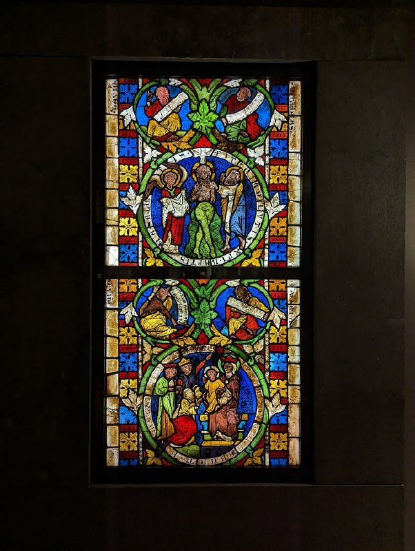 加冕日簡單進行一個 AGO 羊毛的薅：圖一遠看時我説風格真 Picasso，結果走近一看墻上名字，這就他真跡……圖二是一位印度藝術家的作品，我覺得有趣的點在於那兩個面具，瞬間讓我想到 FF14 薩維奈的人趣諸神和獸道諸神，不愧原型是印度