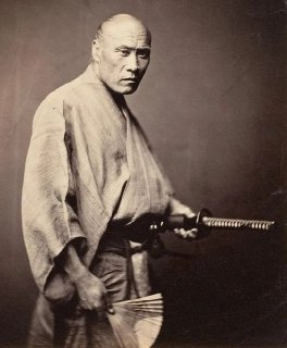 1865年江户时代日本武士的老照片，由费利斯·比托拍摄1865年正值日本江户时代末期，距离1868年明治维新仅三年。这是武士阶级存在的最后时期，几年后武士制度就被废除了。